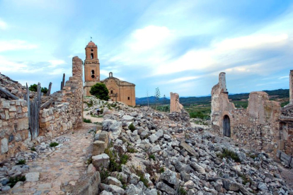 Parte de las ruinas del Poble Vell de Corbera d'Ebre con la Iglesia de Sant Pere al fondo.