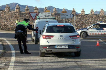 Agentes de Mossos d'Esquadra parando dos vehículos al control policial hecho en la carretera T-700 en el término municipal de Vimbodí y Poblet.