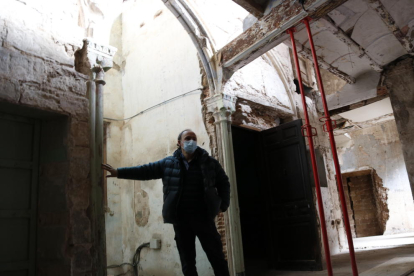 L'historiador montblanquí Jaume Felip, mostrant la galeria amb arcs gòtics dins del palau de la família dels Cervelló.