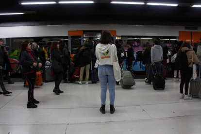 Passatgers esperant per entrar al tren el dia de la vaga general de Renfe.