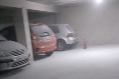Imagen de alguno de los vehículos y uno de los extintores del parking.