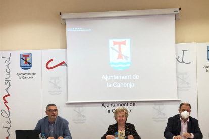 De izquierda a derecha, Salvador Ferré, primer teniente de alcalde de la Canonja; Laura Roigé, presidenta de la Cambra y Jordi Cáceres, director de Proyectos y Competitividad de la Cambra.