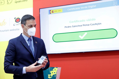 El presidente del Gobierno, Pedro Sánchez, muestra su certificado verde digital durante la presentación del documento