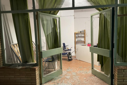 Un grupo ha hecho destrozos en las puertas y ventanas del centro de menores situado en la avenida Montserrat.