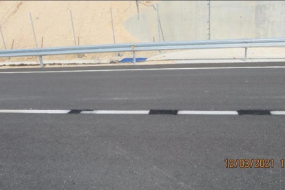 Estado en que se quedó la carretera después de pillar al hombre pintando las líneas.