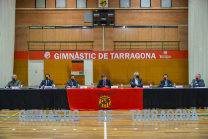 Los miembros del Consejo de Administración, durante la Junta General de Accionistas celebrada en el pabellón del Club Gimnàstic.