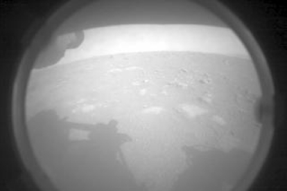 Imatge de la superfície de Mart captada per la càmera frontal del rover de la Nasa Perseverance.