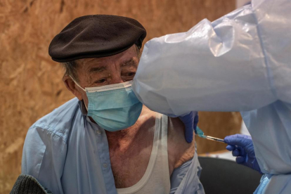 Un hombre recibe una vacuna contra el coronavirus en Expourense en Ourense.