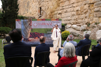 Un actor recitant un monòleg en l'acte inaugural de la XXIII edició de Tarraco Viva.
