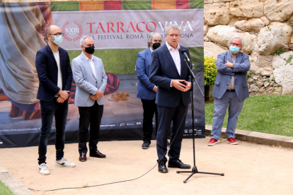L'alcalde de Tarragona, Pau Ricomà, acompanyat d'altres autoritats, durant els discursos fets en l'acte inaugural de la XXIII edició de Tarraco Viva.