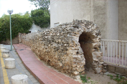Restos del acueducto romano del Francolí que se pueden observar en la avenida Catalunya de Tarragona.