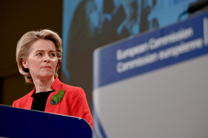 La presidenta de la Comissió Europea en una roda de premsa sobre la campanya de vacunació.