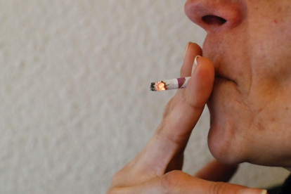Imatge d'una persona fumant, un hàbit que augmenta el risc de patir trombes.