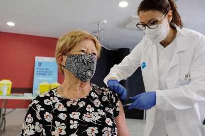 Una professional sanitària administra una de les primeres dosis de la vacuna de Janssen a Catalunya.