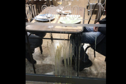 Imatge del vidre del restaurant on van tirar ous.