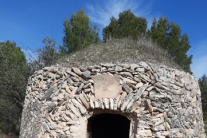 La Barraca de Tàssies, una construcción de piedra seca, se encuentra dentro de una finca en la anilla verde.