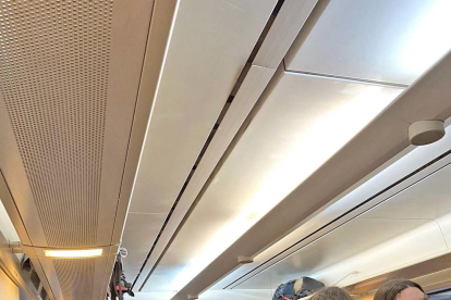 Imatge de l'interior d'un comboi Barcelona-Cambrils de dissabte.