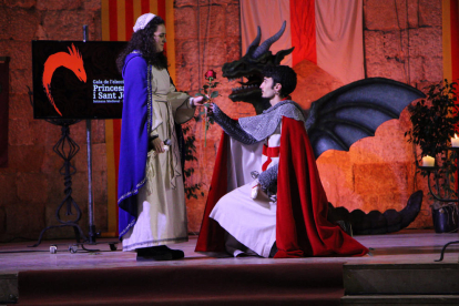 Imatge de la gala per escollir Sant Jordi i Princesa.