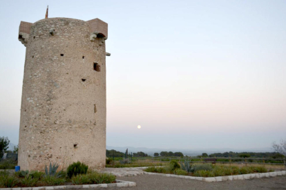 La torre de la Mixarda, originaria del siglo XVII, se encuentra a poca distancia del núcleo urbano.