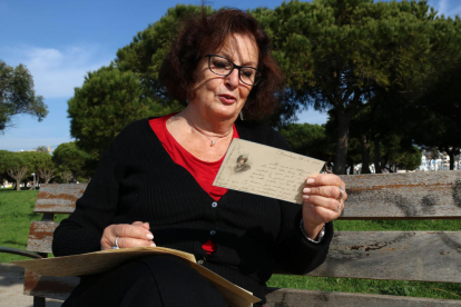 La escritora Mercè Foradada mientras lee cartas de sus abuelos.