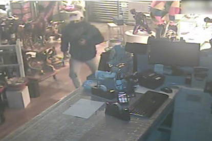 Imagen registrada por la cámara de seguridad de un establecimiento, donde se puede ver el ladrón.