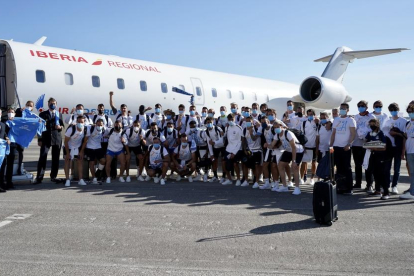 Los jugadores del Ibiza, antes de volver a casa, con el ascenso ya en el bolsillo.