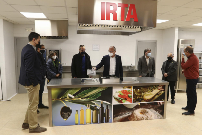 Representantes del Ayuntamiento de Reus, de Constantí y del IRTA en la cocina que se estrenó ayer.