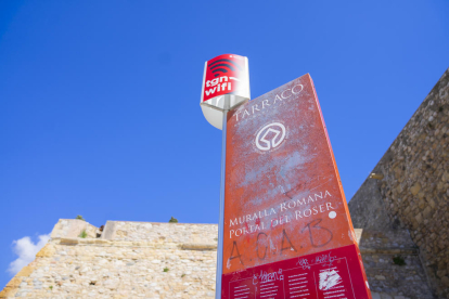 El panell informatiu a l'entrada del Passeig Arqueològic a Tarragona, erosionat i fet malbé.