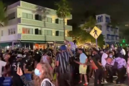 Grups de persones de festa en Miami.