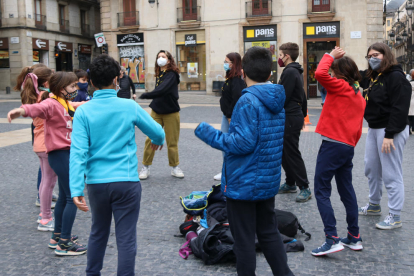Imatge de la concentració d'esplais a Barcelona, realitzant activitats amb nens.
