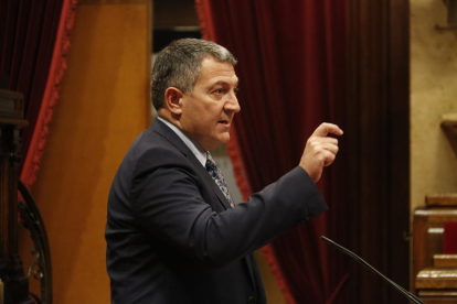 El conseller d'Interior, Miquel Sàmper, intervenint al ple del Parlament.