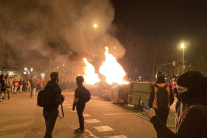 Barricada de contenidors cremant a Barcelona en la quarta nit de protestes per l'empresonament de Pablo Hasel.