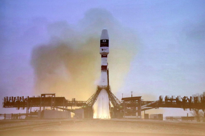 El llançament del coet que transporta el primer nanosatèl·lit del Govern vist des d'una pantalla del CosmoCaixa.