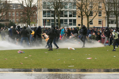 La policía utiliza un cañón|caño de agua durante una protesta contra las restricciones establecidas para frenar la propagación de la enfermedad del coronavirus (COVID-19), en Amsterdam.
