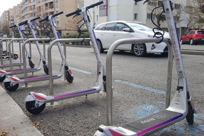 En total se han instalado unas 50 estaciones de aparcamiento de bicis y patinetes, que ofrecen 1.000 plazas por toda la ciudad.