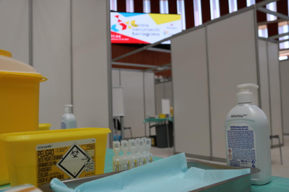 Vacunas en las instalaciones adecuadas en el Palau d'Esports de Tarragona.
