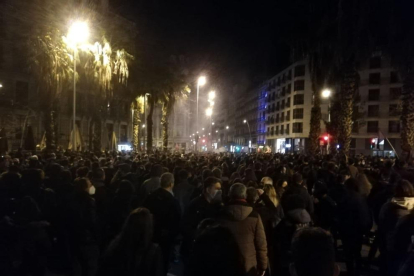 Una de las columnas de personas marchando por las calles de Barcelona.