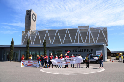 Las personas que han protestado para exigir la readmisión de un trabajador despedido del SEM a Reus, delante de las puertas del edificio del 112.