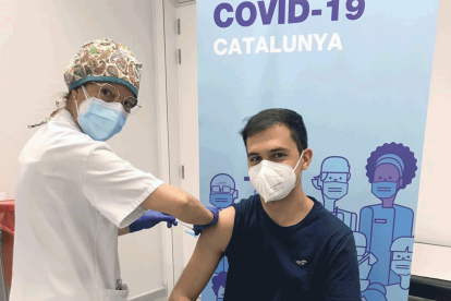 L'estudiant de Medicina de la URV Pau Oleguer, en el moment de rebre la vacuna contra el coronavirus.
