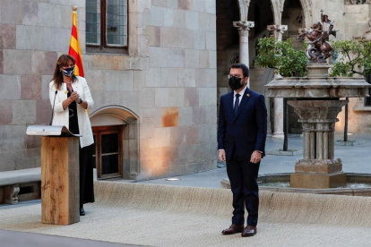La presidenta del Parlamento y el presidente de la Generalitat en el Patio de los Naranjos.
