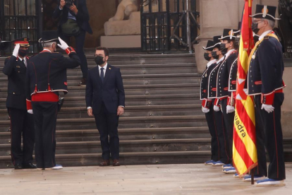 El president de la Generalitat passant revista a Mossos d'Esquadra amb el vestit de gala.