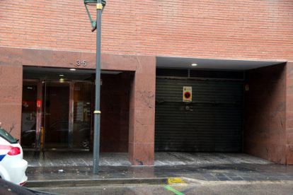 Entrada del edificio del número 3-5 de la calle Felip Pedrell de Tarragona donde vivía la víctima.