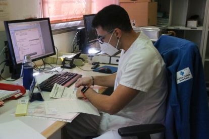 El trabajador de uno CABE preparando las peticiones para hacer las pruebas PCR.