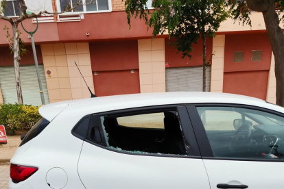 Imagen de un vehículo con el vidrio|cristal roto el fin de semana en el barrio de Sant Pere i Sant Pau.