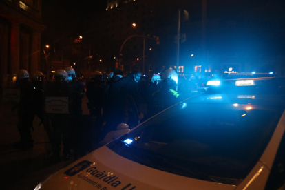 Els Mossos d'Esquadra detenint una persona en el marc dels aldarulls de Barcelona.