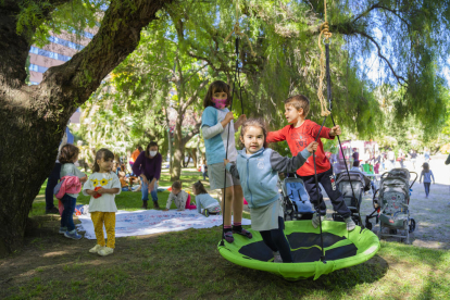 Niños y familias jugando al Parque de la Ciudad de Tarragona la semana pasada.