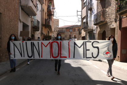 Els manifestants durant la protesta per denunciar la massificació eòlica que pateix la Terra Alta a Vilalba dels Arcs