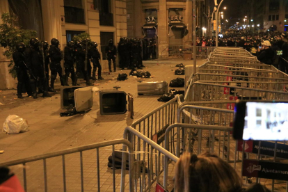 La Prefectura de la Policia Nacional a Via Laietana, on els manifestants han tirat escombraries i altres materials.