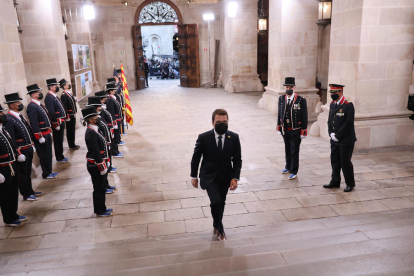 Pla general del president de la Generalitat, Pere Aragonès, després de passar guàrdia als Mossos d'Esquadra a l'entrada del Palau de la Generalitat.