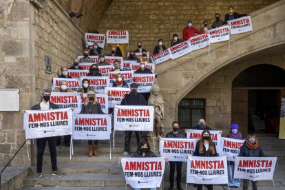 Escriptors editors i llibreters que han demanat l'amnistia per als presos independentistes, exiliats i represaliats a les escales de la Biblioteca Nacional de Catalunya
